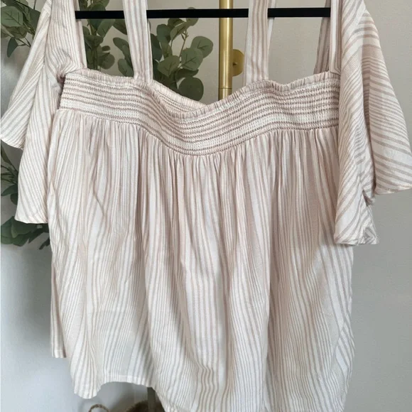 Jessica Simpson maternity. NWT. Off shoulder bell sleeve blouse. - Picture 11 of 11